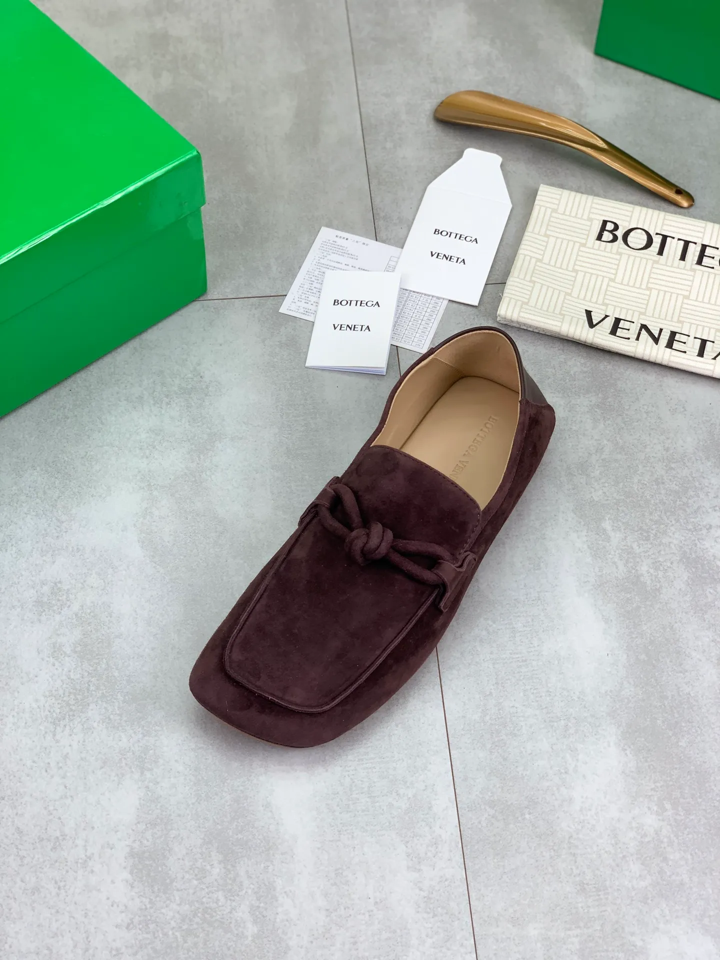 Factory price P760💰Top quality (genuine leather outsole series)💎💎💎 BOTTEGA VENETA official website synchronizes the latest model, top version of the highest version of BV business leather shoes in the market, accept material comparison, shoe type comparison, process comparison, practical and texture, versatile, suitable for any occasion, the more you look at it, the more flavorful it becomes. Pure hand-woven craftsmanship - upper material, imported original hand-woven calfskin - high-quality water-dyed sheepskin lining - original private model custom-made hand-made leather outsole -Size: female 35-39 (34 40 customized) male 39-44 (38 45 customized) Comes with original BV green box, complete packaging.